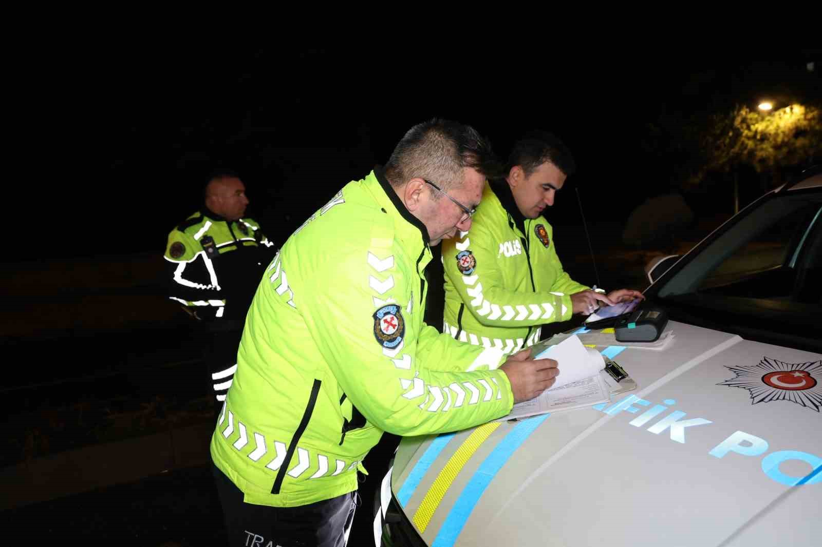 alkollu surucu yolda uyuya kaldi uyaninca polise ecel teri dokturdu 2 8V3S87fh