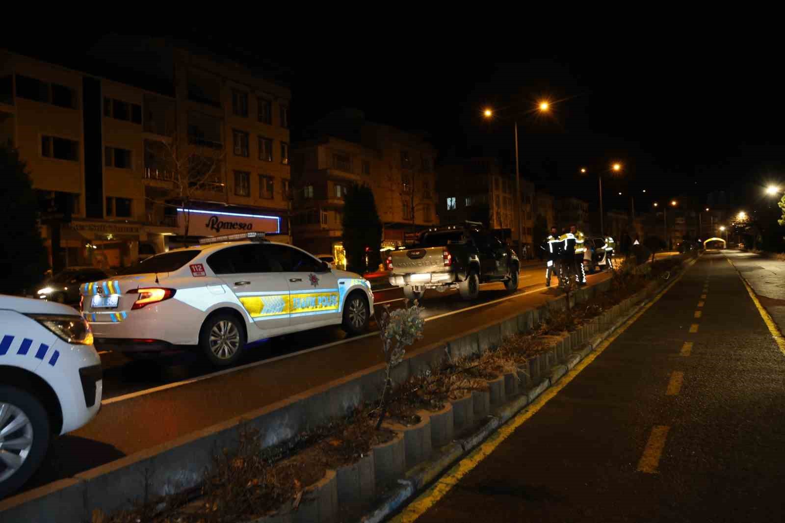 alkollu surucu yolda uyuya kaldi uyaninca polise ecel teri dokturdu 4 KVmszrQO