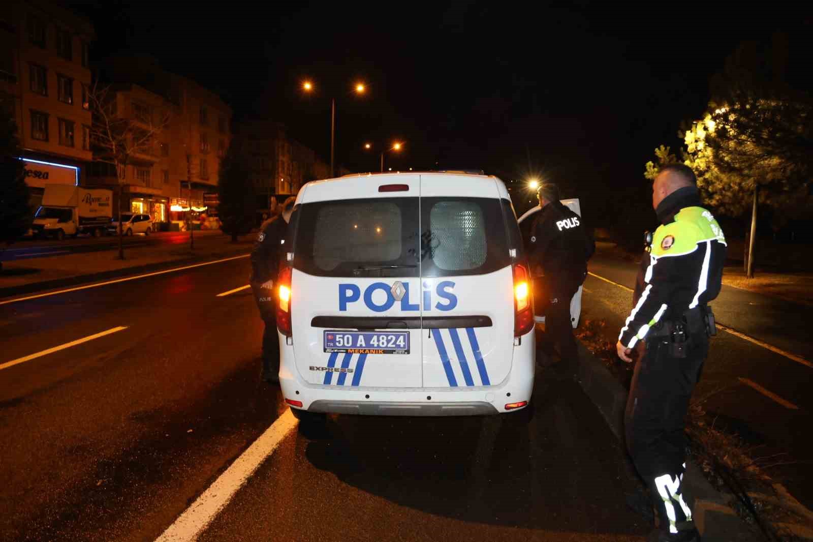 alkollu surucu yolda uyuya kaldi uyaninca polise ecel teri dokturdu 6 aFeb1gvH