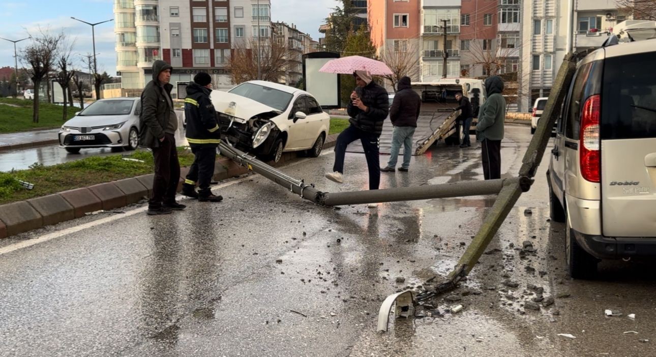 alkollu surucunun carptigi direk baska bir aracin uzerine devrildi 0 ePH44H5l