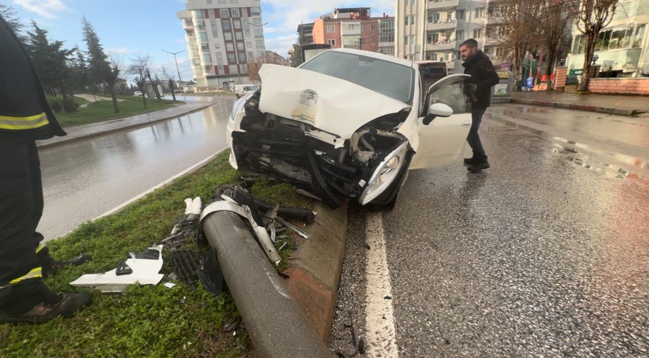 alkollu surucunun carptigi direk baska bir aracin uzerine devrildi 1