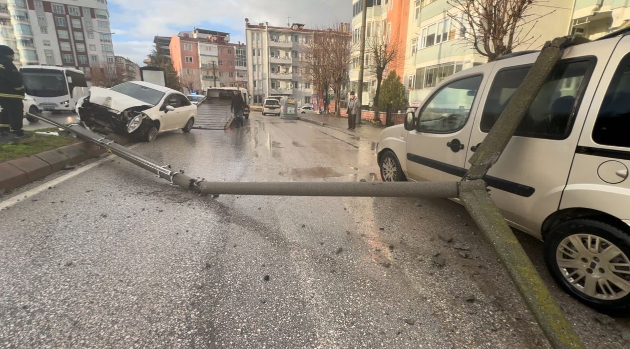 alkollu surucunun carptigi direk baska bir aracin uzerine devrildi 2 YBSTWvCd