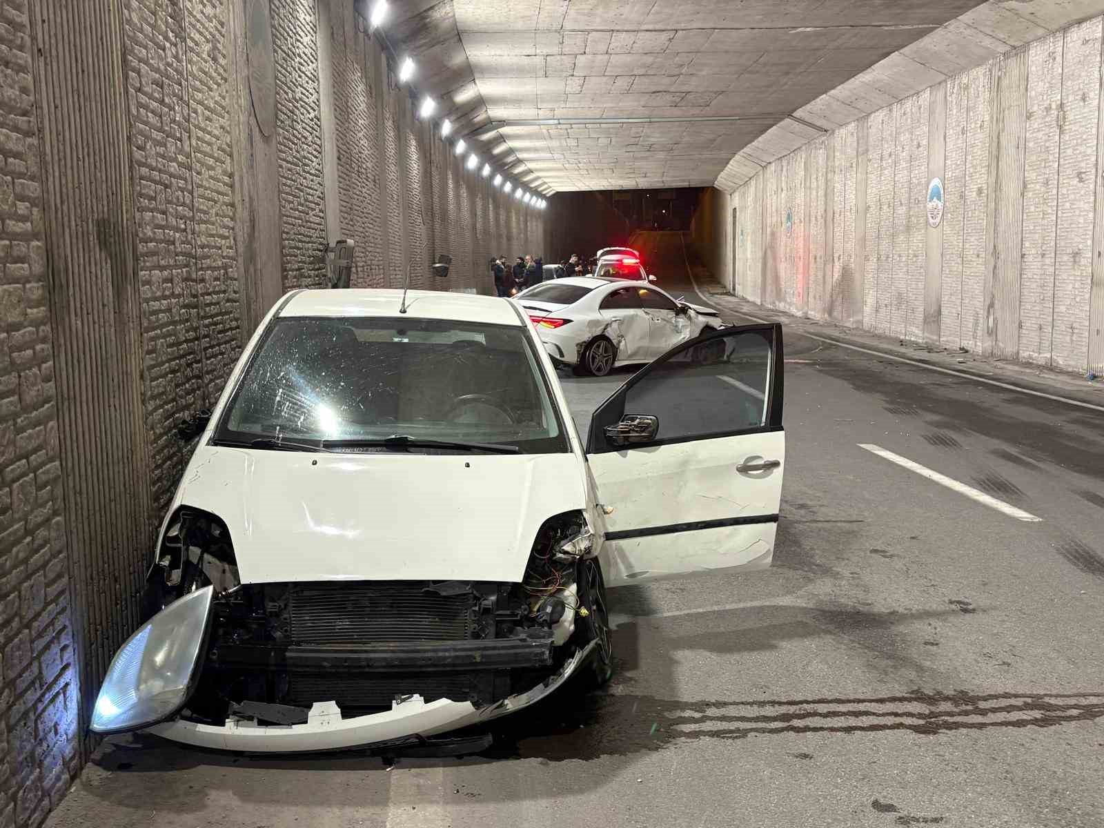 alkollu surucunun karistigi kazada luks otomobil pert oldu 1 H29s7p55