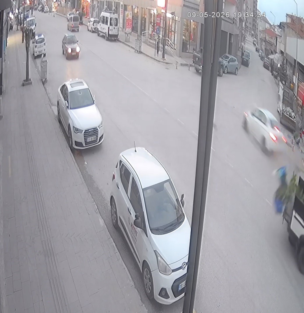alkollu surucunun karistigi zincirleme kaza kamerada 1 yarali 6 FZiAhwiQ