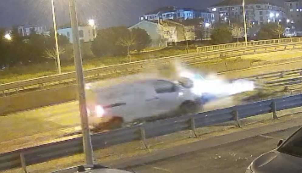 alkollu surucunun kullandigi arac bariyere ok gibi saplandi o anlar kamerada 0 eLEUJmtX