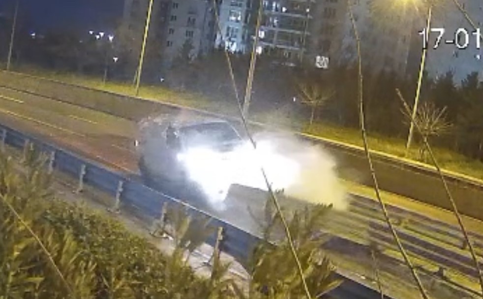 alkollu surucunun kullandigi arac bariyere ok gibi saplandi o anlar kamerada 1 U62nZLUD