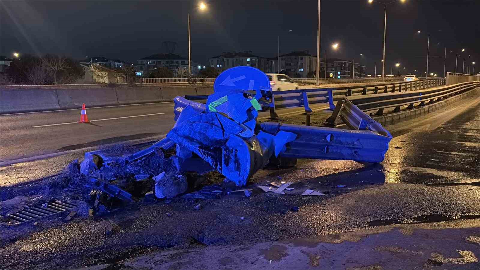 alkollu surucunun kullandigi arac bariyere ok gibi saplandi o anlar kamerada 2 Cr7hCLvd