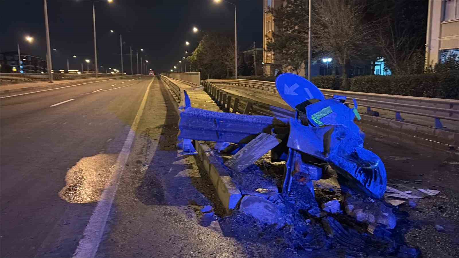 alkollu surucunun kullandigi arac bariyere ok gibi saplandi o anlar kamerada 4 qDZYi11D