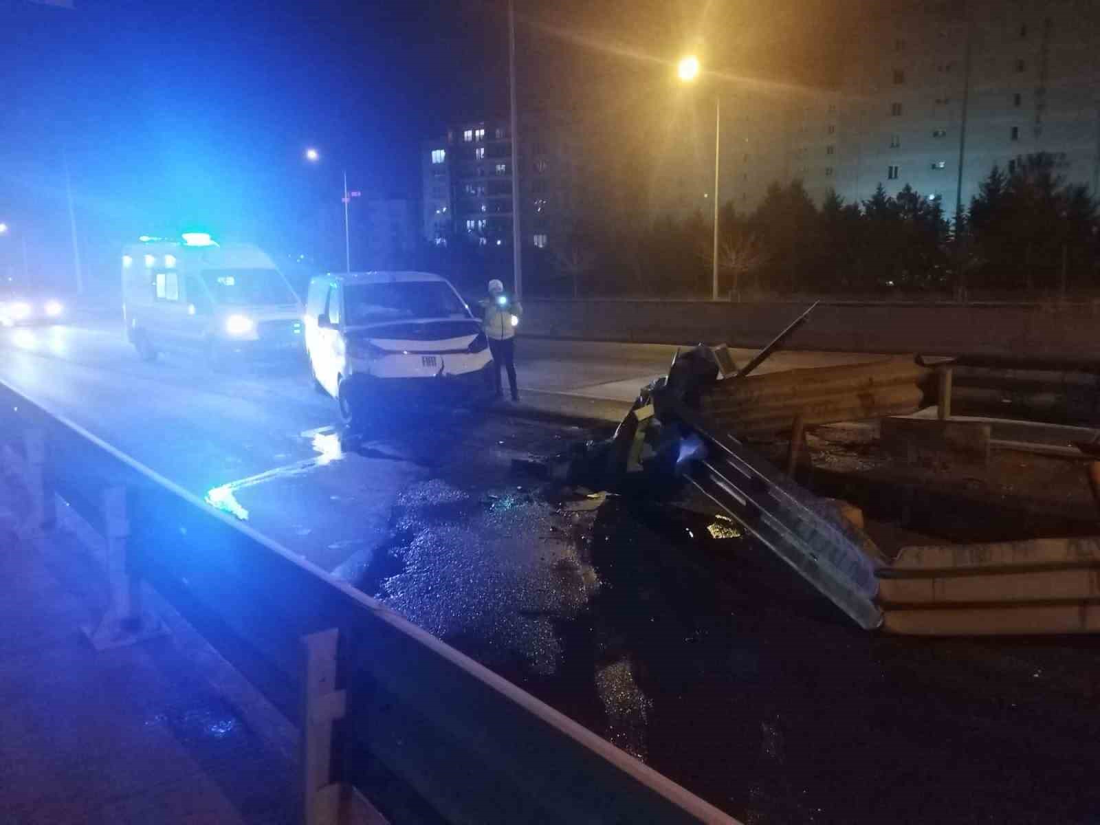 alkollu surucunun kullandigi arac bariyere ok gibi saplandi o anlar kamerada 5 UDGjE8dA