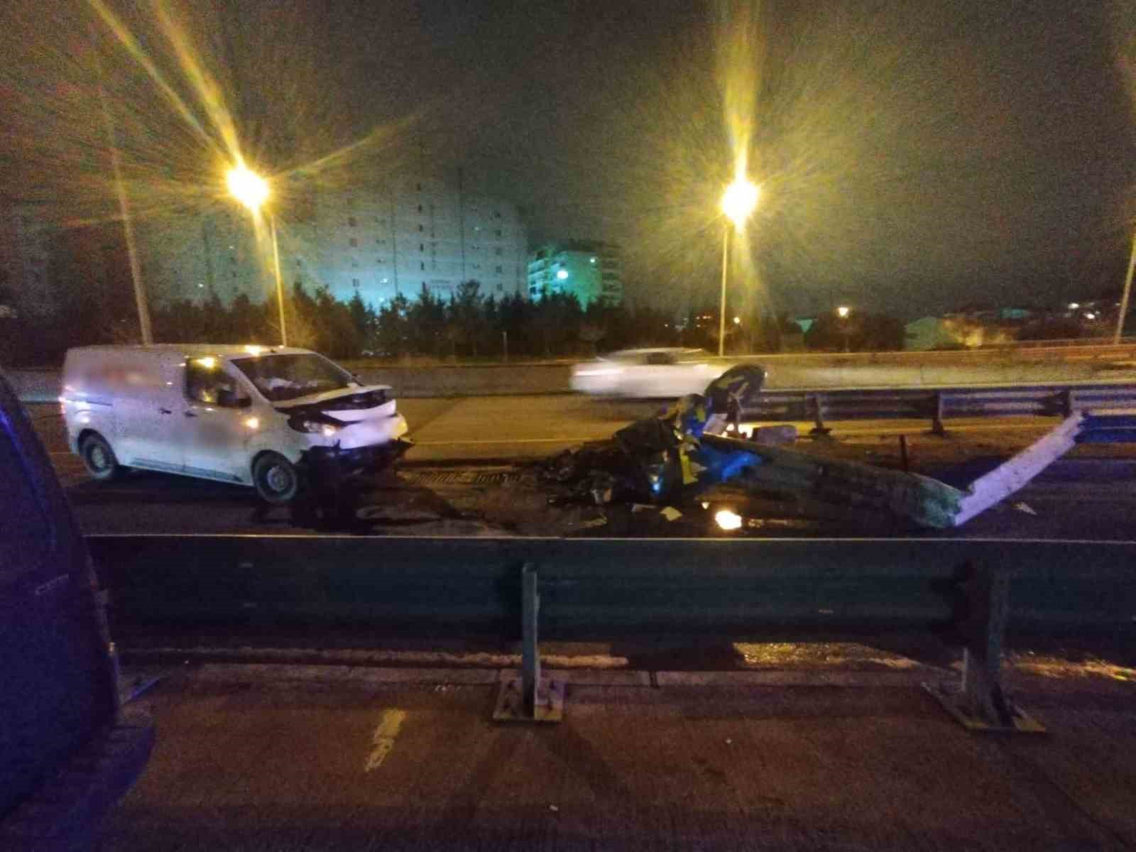 alkollu surucunun kullandigi arac bariyere ok gibi saplandi o anlar kamerada 6 aU3tKS4g