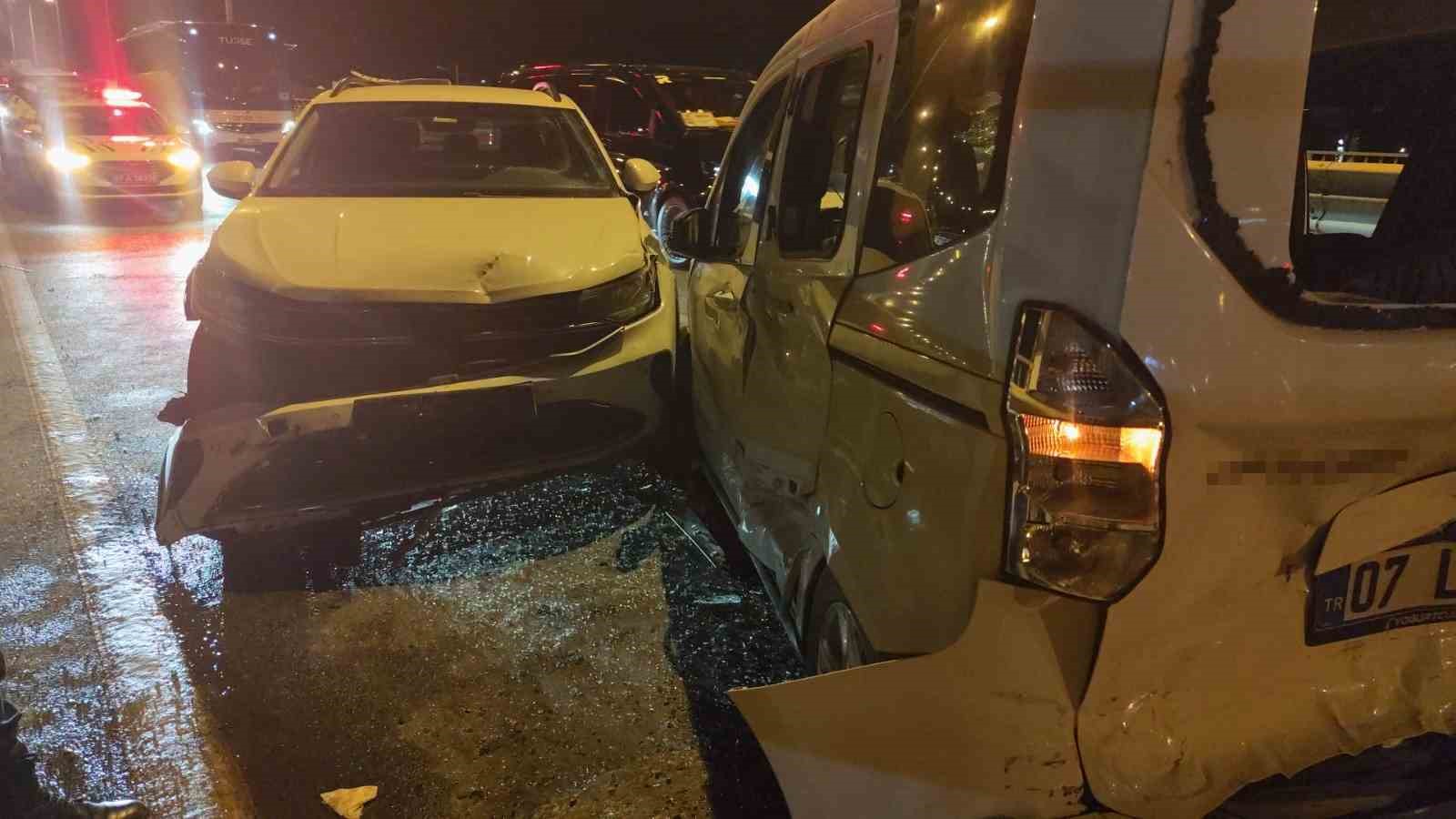 alkollu surucunun kullandigi arac onundeki araca arkadan carpti 3 yarali 4 SwcaLKVZ