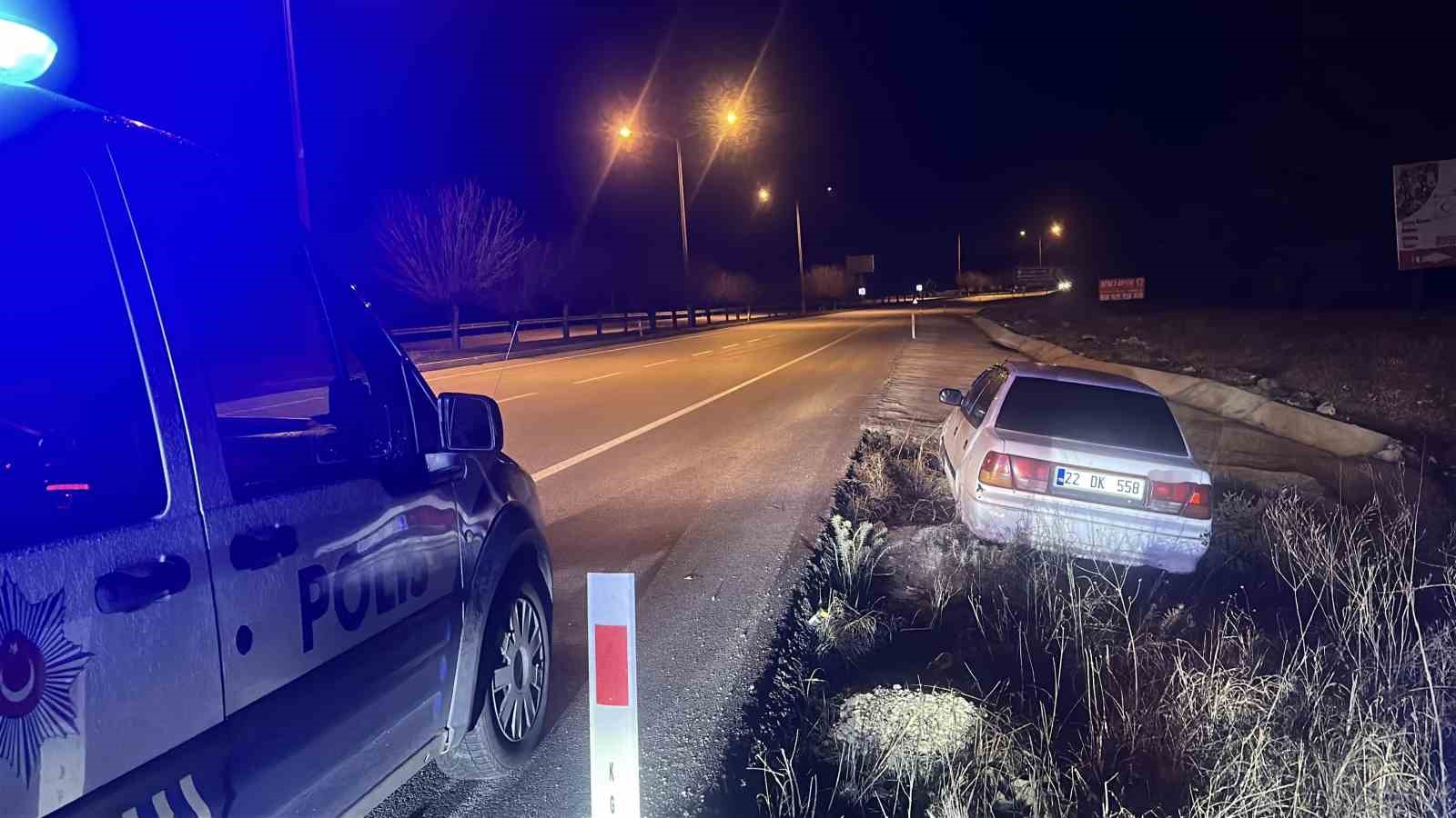 alkollu surucunun kullandigi arac uygulama noktasindan kacmaya calisirken sarampole dustu 0 Rs7JuCDa