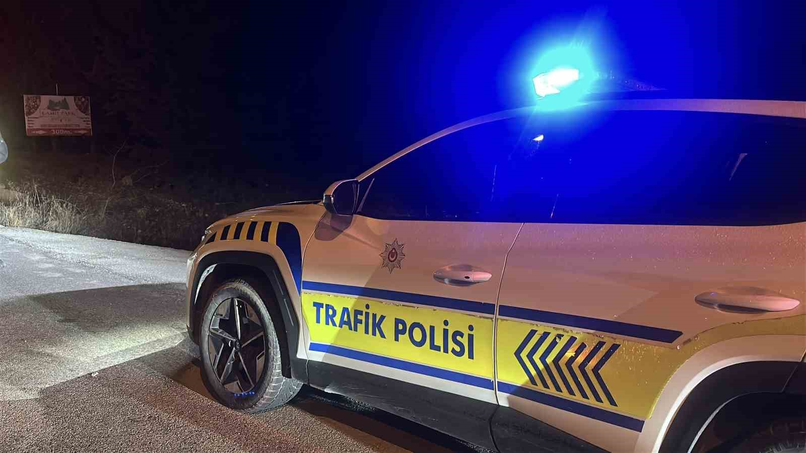 alkollu surucunun kullandigi arac uygulama noktasindan kacmaya calisirken sarampole dustu 2 ahTJAKkg
