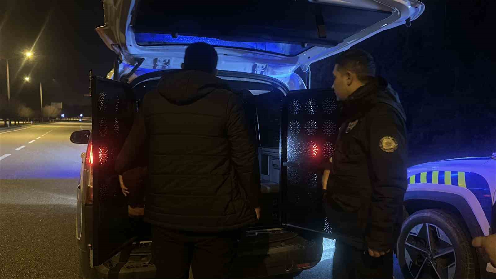 alkollu surucunun kullandigi arac uygulama noktasindan kacmaya calisirken sarampole dustu 3 3DrKtVjr