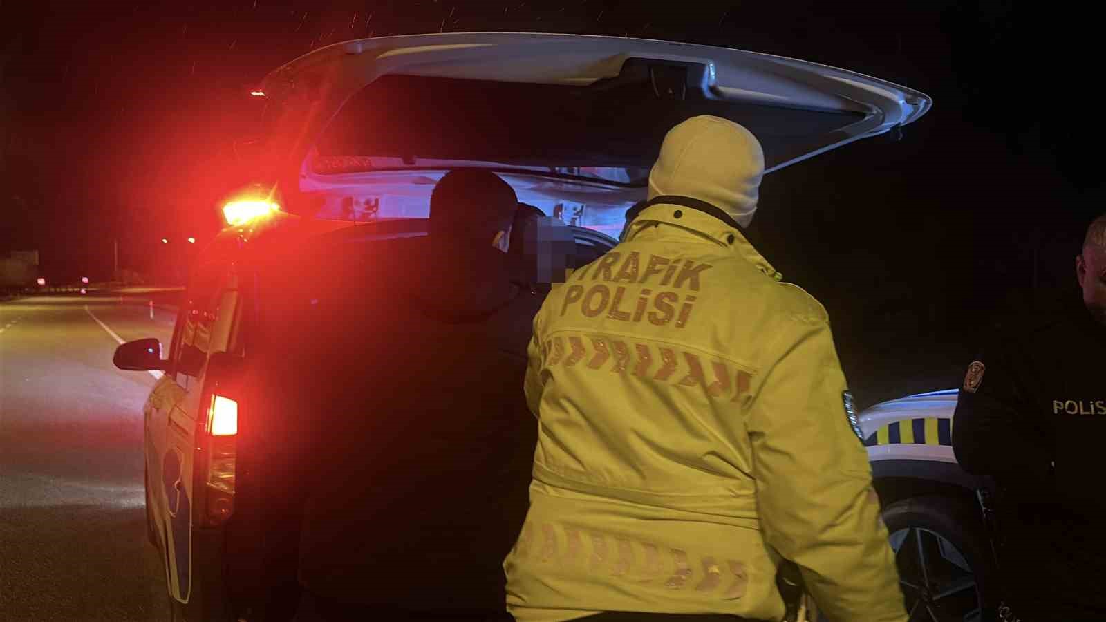 alkollu surucunun kullandigi arac uygulama noktasindan kacmaya calisirken sarampole dustu 4 439LCIuY