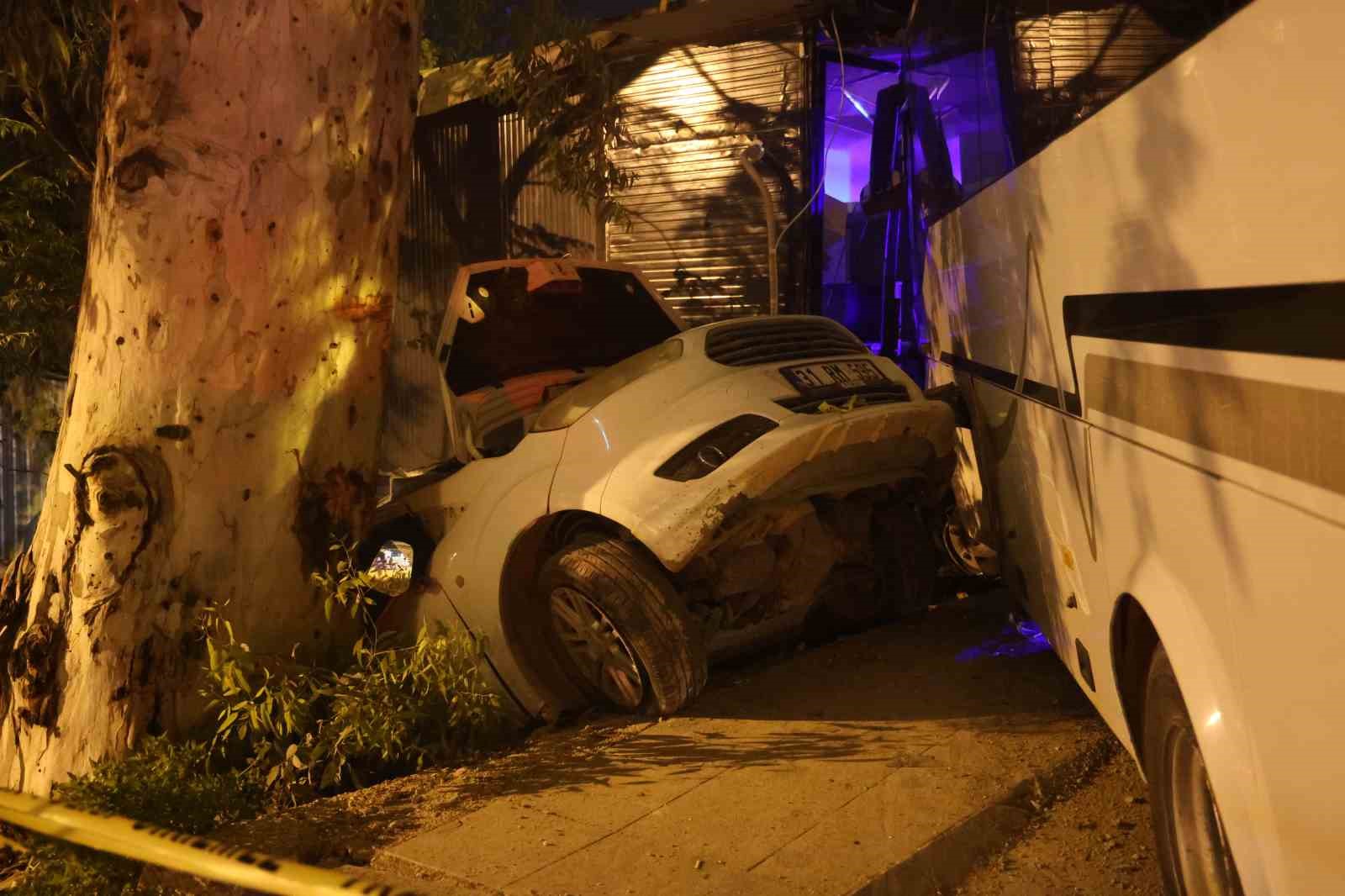alkollu surucunun kullandigi minibus is yerine daldi 2 yarali 1 4EllCikE
