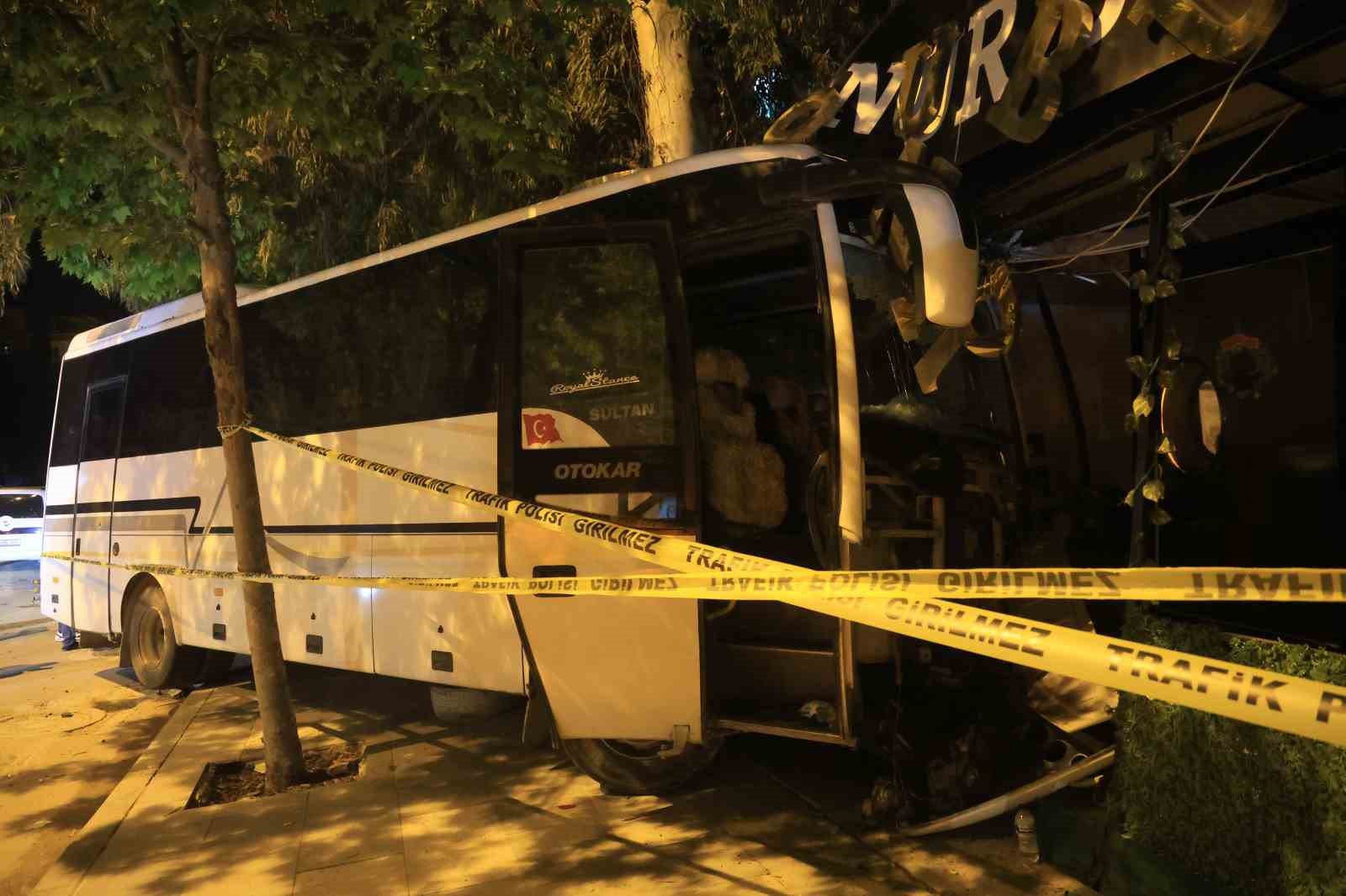 alkollu surucunun kullandigi minibus is yerine daldi 2 yarali 2 MNGyTNHn