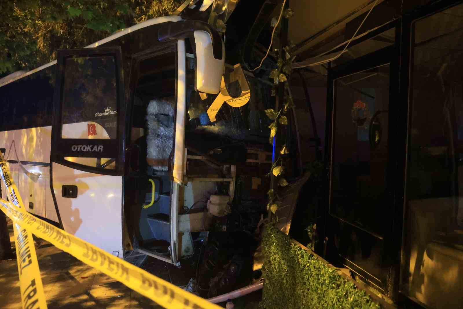 alkollu surucunun kullandigi minibus is yerine daldi 2 yarali 4 qXdzbyVU