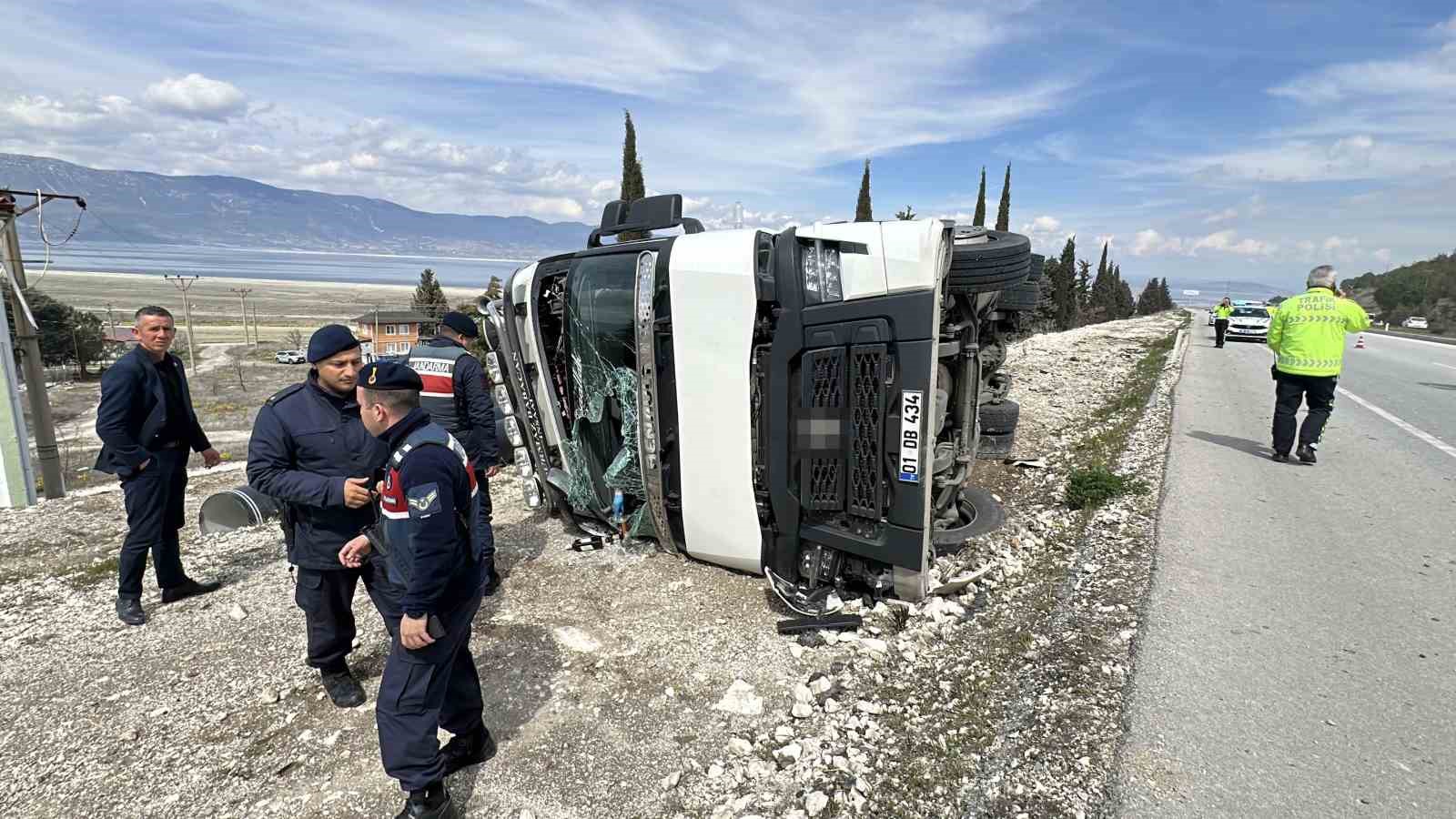 alkollu surucunun kullandigi tir yan yatti 1 yarali 0 rfrryUgR