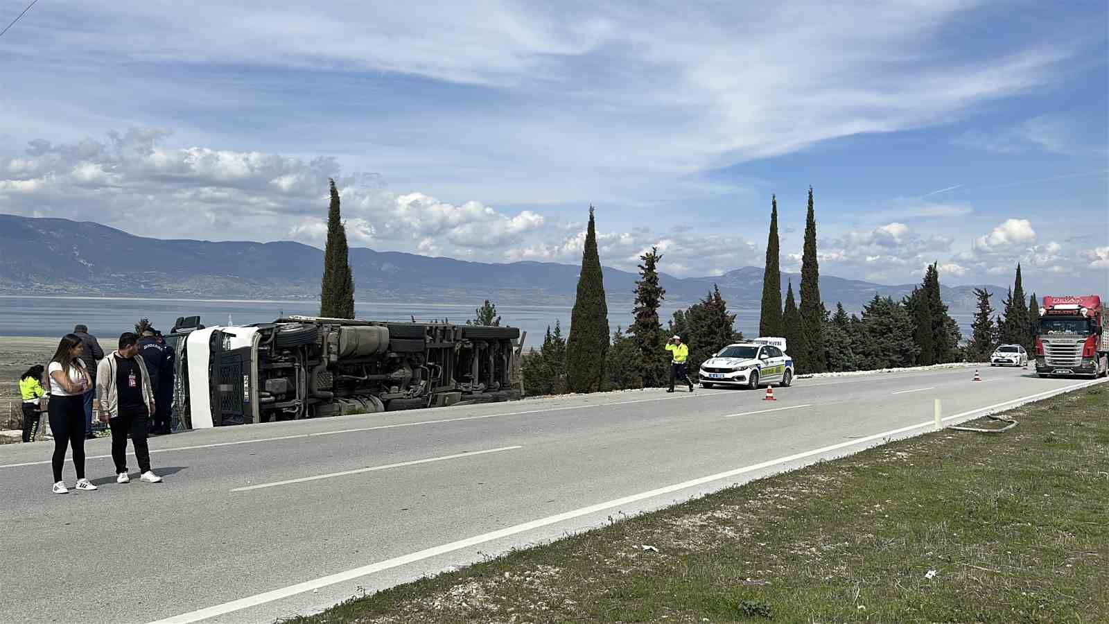 alkollu surucunun kullandigi tir yan yatti 1 yarali 4 DM9fPcZS