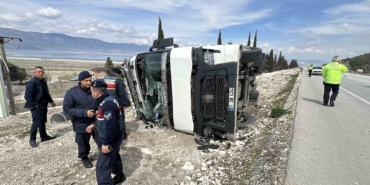 alkollu-surucunun-kullandigi-tir-yan-yatti-1-yarali-Zl2dHXXP.jpg