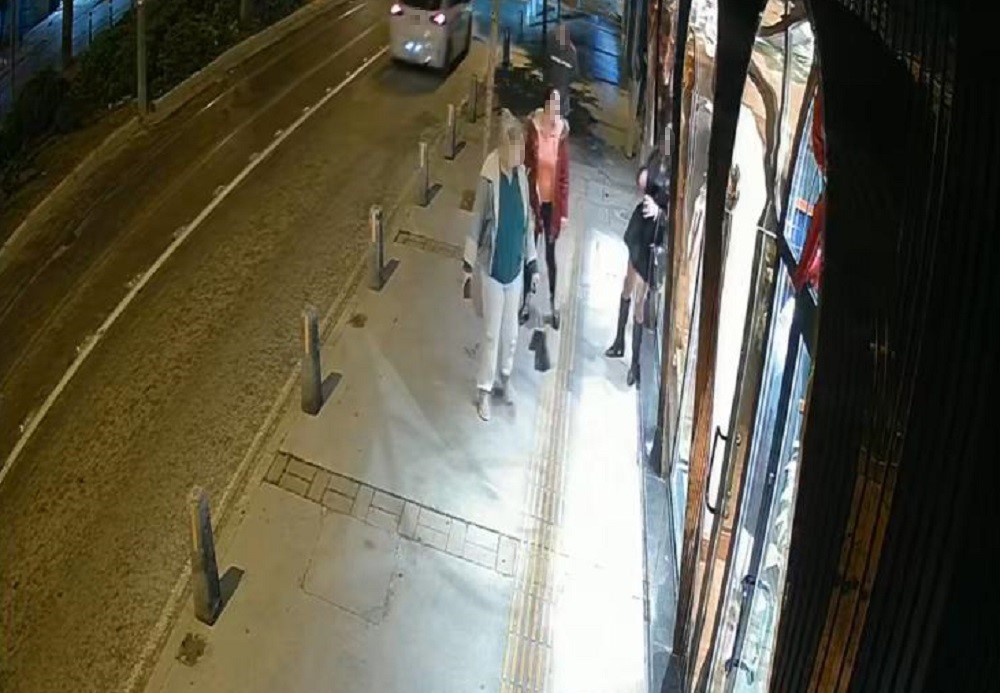 alkollu travesti basiyla vurdugu is yeri vitrin camini kirdi 0 hCzeczrv