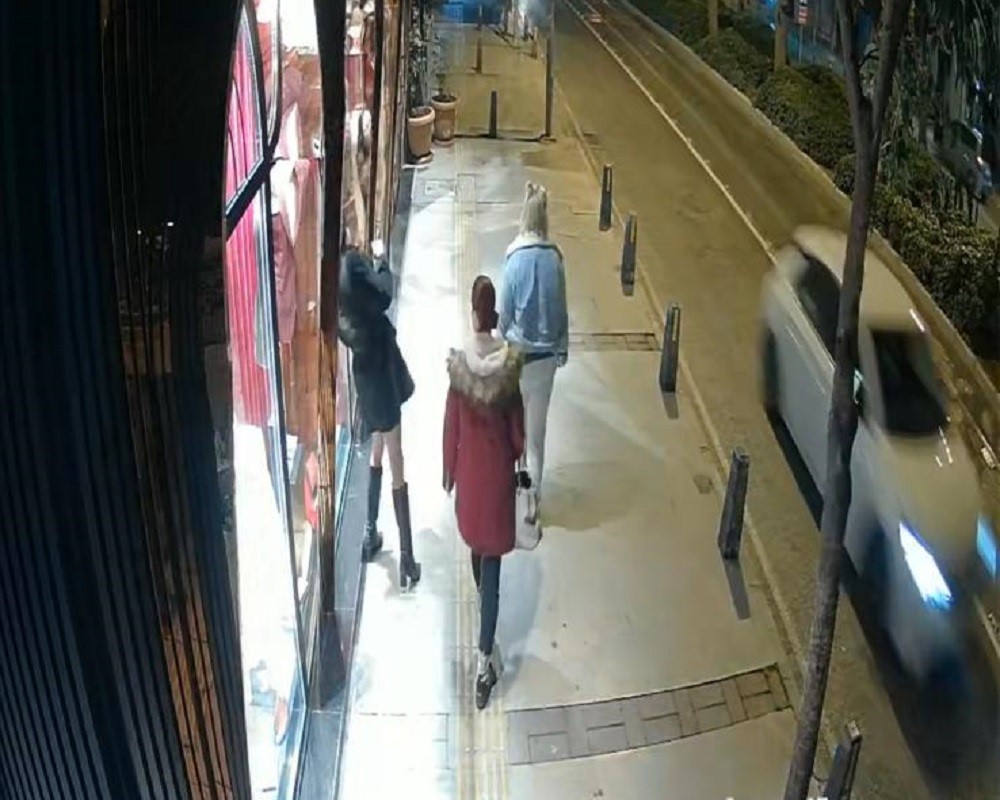 alkollu travesti basiyla vurdugu is yeri vitrin camini kirdi 2 qmuLpBaM