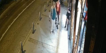 alkollu-travesti-basiyla-vurdugu-is-yeri-vitrin-camini-kirdi-DhQnm6UJ.jpg