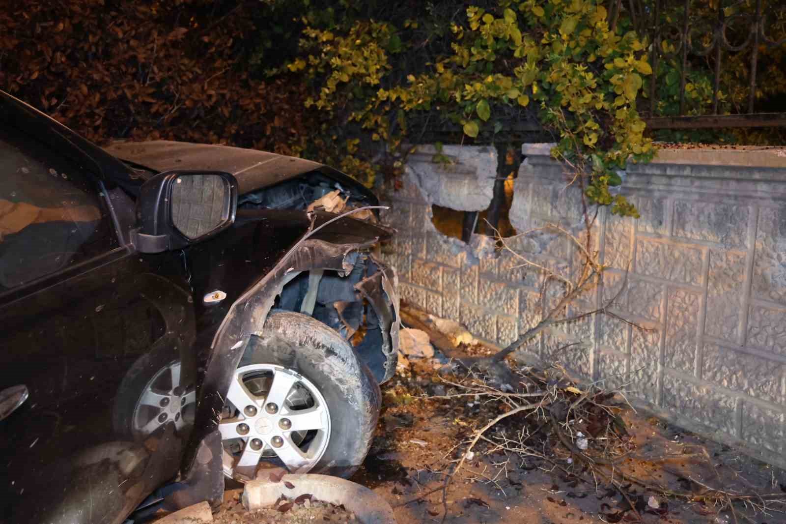 Alkollü ve ehliyetsiz sürücü duvara çarparak durabildi: 1 yaralı 4 alkollu ve ehliyetsiz surucu duvara carparak durabildi 1 yarali 0 muyOwWJ9