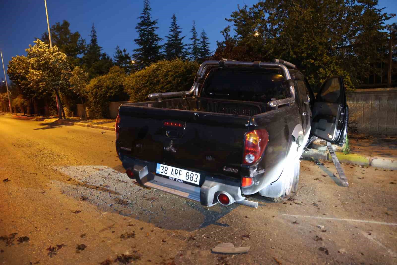 Alkollü ve ehliyetsiz sürücü duvara çarparak durabildi: 1 yaralı 5 alkollu ve ehliyetsiz surucu duvara carparak durabildi 1 yarali 1 3t2gRbcr