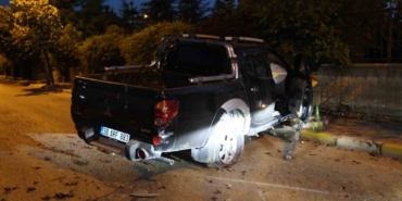 alkollu-ve-ehliyetsiz-surucu-duvara-carparak-durabildi-1-yarali-SEuJiDlu.jpg