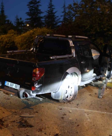 alkollu-ve-ehliyetsiz-surucu-duvara-carparak-durabildi-1-yarali-SEuJiDlu.jpg