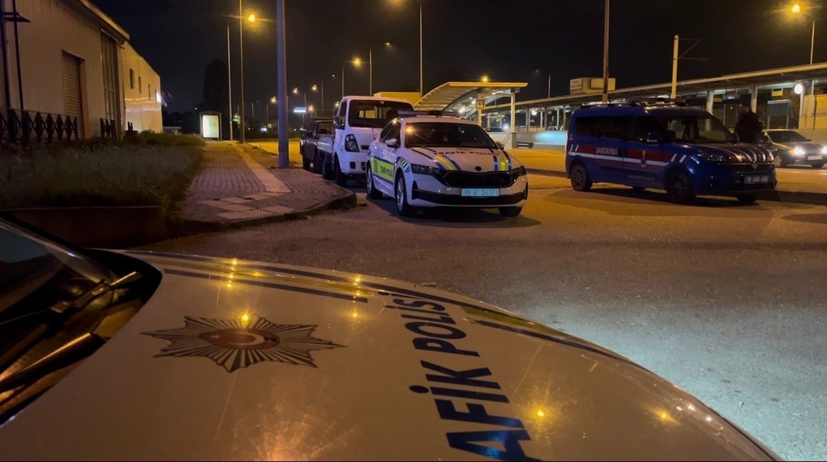 alkollu yakalandi polise hakaretten gozaltina alindi 2 bBGMMuzy