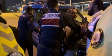 alkollu-yakalandi-polise-hakaretten-gozaltina-alindi-L4c5b2kg.jpg