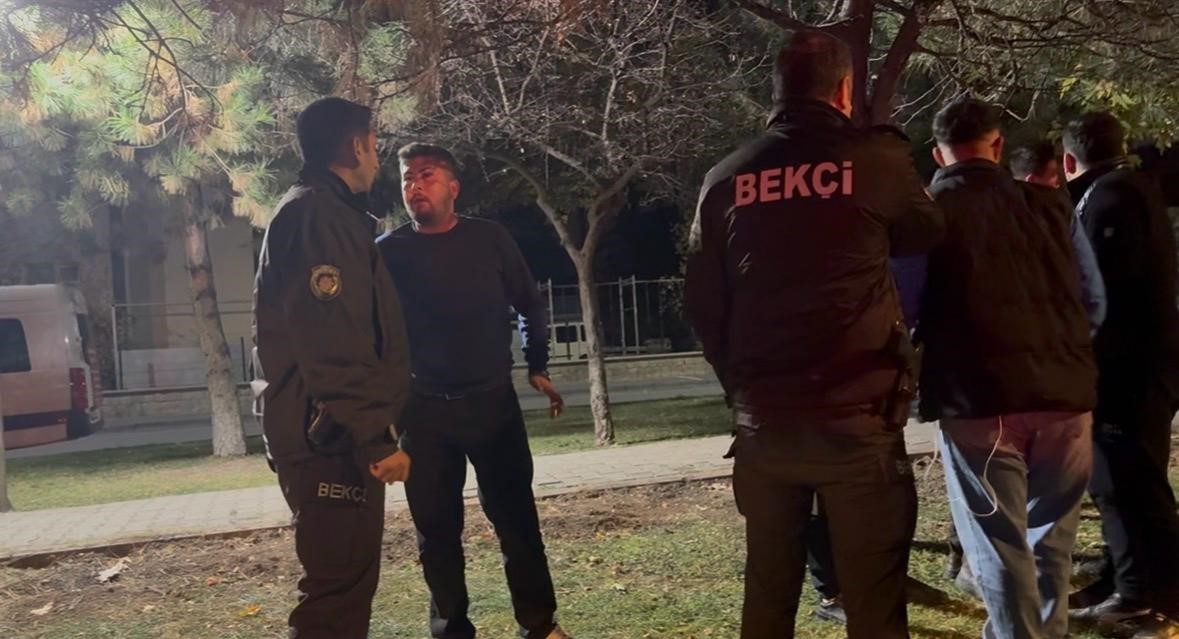 Alkollü yakalanmamak için şoför olduğunu inkar eden şahıs ekiplere zorluk çıkardı 5 alkollu yakalanmamak icin sofor oldugunu inkar eden sahis ekiplere zorluk cikardi 1 icOKPh1J