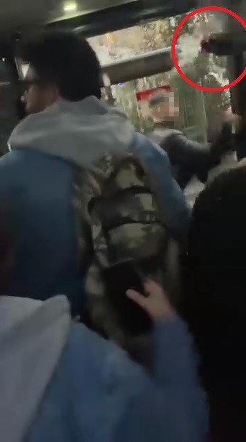 Alkollü yolcu ortalığı birbirine kattı, otobüsün içi savaş alanına döndü 4 alkollu yolcu ortaligi birbirine katti otobusun ici savas alanina dondu 0