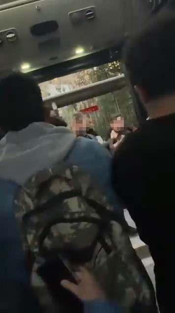 Alkollü yolcu ortalığı birbirine kattı, otobüsün içi savaş alanına döndü 5 alkollu yolcu ortaligi birbirine katti otobusun ici savas alanina dondu 1 tVs4syBl