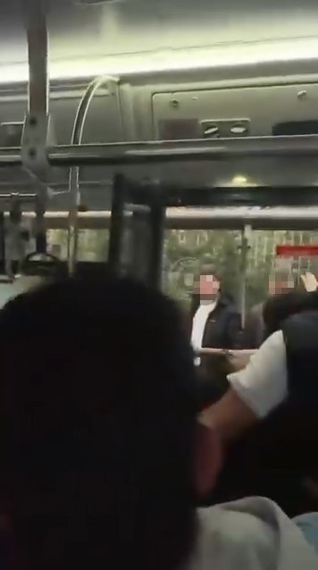 Alkollü yolcu ortalığı birbirine kattı, otobüsün içi savaş alanına döndü 6 alkollu yolcu ortaligi birbirine katti otobusun ici savas alanina dondu 2 2OeyZ5PG