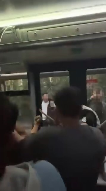 Alkollü yolcu ortalığı birbirine kattı, otobüsün içi savaş alanına döndü 7 alkollu yolcu ortaligi birbirine katti otobusun ici savas alanina dondu 3 2EfFduGk