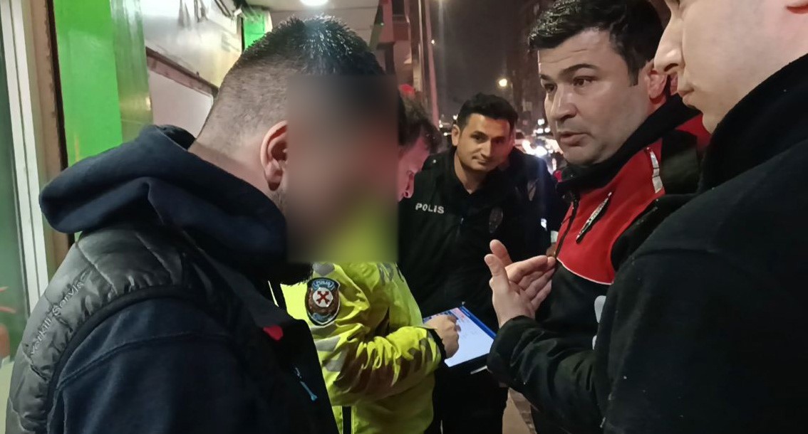 Alkolsüz sürücüsü, Yunus ekiplerini görünce gaza bastı: Polisin üzerine sürüp kaçtı, "Panik yaptım" dedi 8 alkolsuz surucusu yunus ekiplerini gorunce gaza basti polisin uzerine surup kacti panik yaptim dedi aVLWQvi2