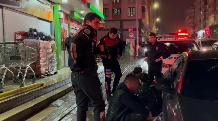 Alkolsüz sürücüsü, Yunus ekiplerini görünce gaza bastı: Polisin üzerine sürüp kaçtı, "Panik yaptım" dedi 9 alkolsuz surucusu yunus ekiplerini gorunce gaza basti polisin uzerine surup kacti panik yaptim dedi mJyc2AzK