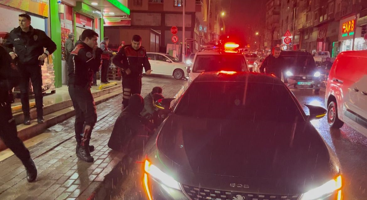 Alkolsüz sürücüsü, Yunus ekiplerini görünce gaza bastı: Polisin üzerine sürüp kaçtı, "Panik yaptım" dedi 6 alkolsuz surucusu yunus ekiplerini gorunce gaza basti polisin uzerine surup kacti panik yaptim dedi vSKFvqkA