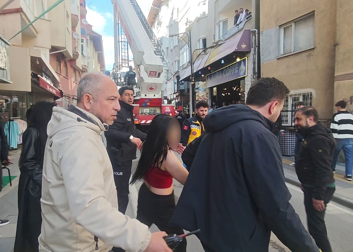 Alkolün etkisindeki kadın polise zor anlar yaşattı 4 alkolun etkisindeki kadin polise zor anlar yasatti 0 PAeh5uDI