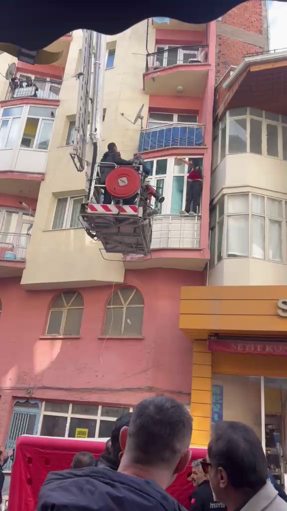 Alkolün etkisindeki kadın polise zor anlar yaşattı 5 alkolun etkisindeki kadin polise zor anlar yasatti 1 3L3m1cuw