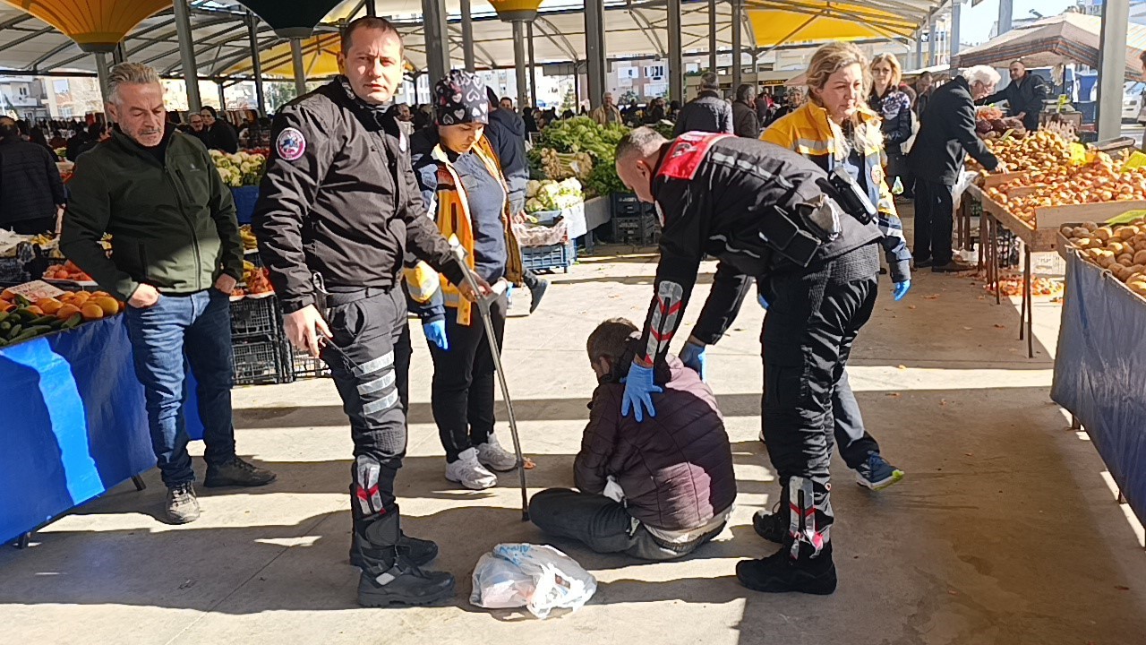 alkolun etkisiyle pazaryerinde sizdi vatandaslar uyandiramayinca polis ve saglik ekipleri mudahale etti 1 U1JqhwiA