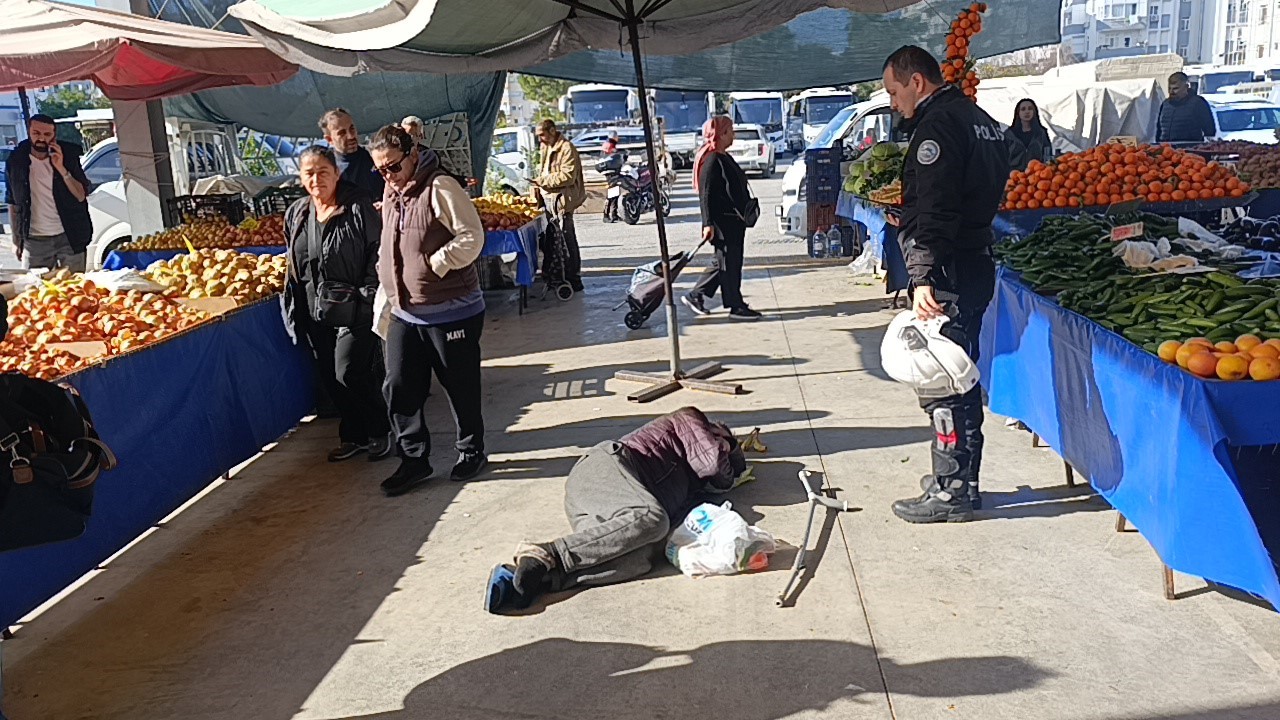 alkolun etkisiyle pazaryerinde sizdi vatandaslar uyandiramayinca polis ve saglik ekipleri mudahale etti 3 GqpsP84n