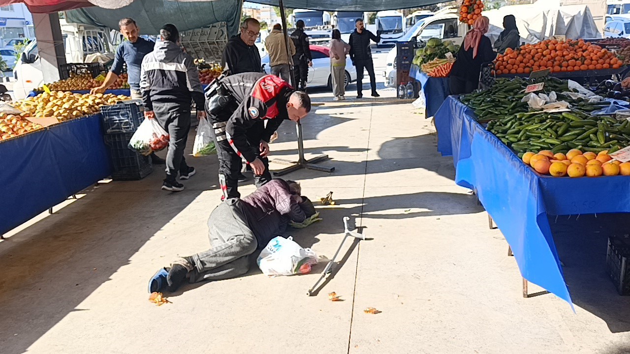 alkolun etkisiyle pazaryerinde sizdi vatandaslar uyandiramayinca polis ve saglik ekipleri mudahale etti 4 pJUBuDDp