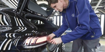 alman-otomotiv-sektorunde-kriz-volkswagen-50-bin-kisiyi-isten-cikaracak-Z7iqYC7J.jpg
