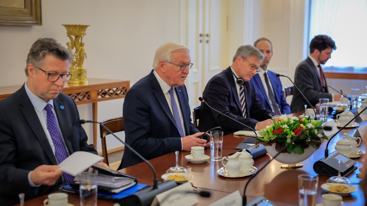 almanya cumhurbaskani steinmeier suriyeli mevkidasi es sara ile gorustu 10