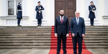 almanya-cumhurbaskani-steinmeier-suriyeli-mevkidasi-es-sara-ile-gorustu-KJsXQtHm.jpg